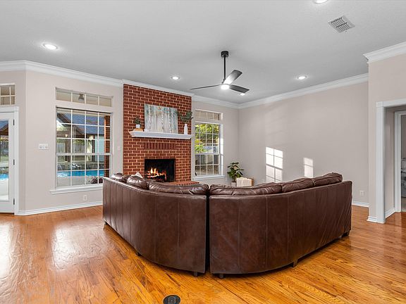 4th image of 367 Royal Cir