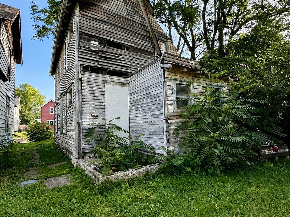 2nd image of 627 W 2nd St