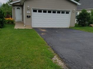 402 Kenwood Dr, Round Lake Park, IL