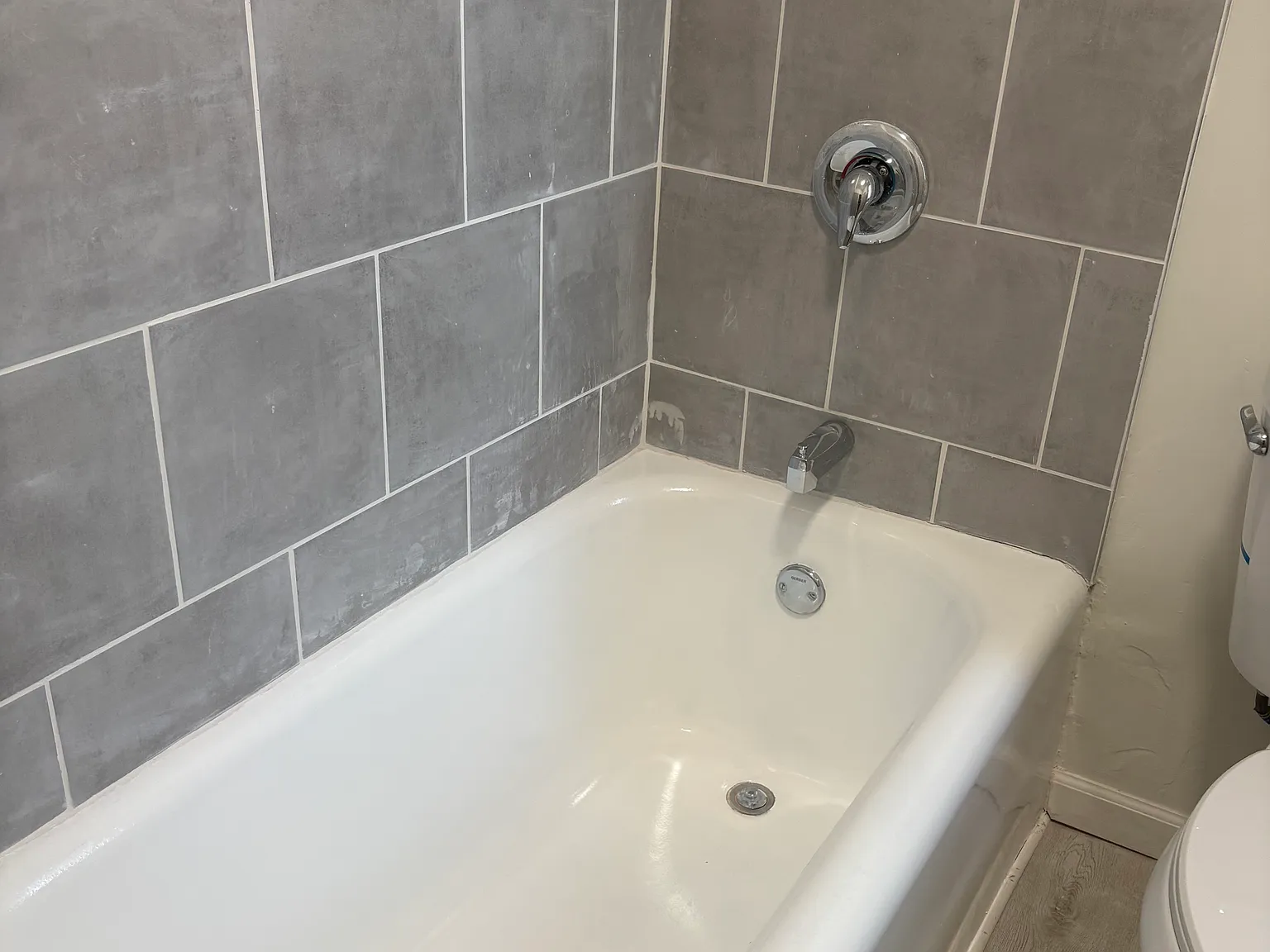 6 bed, 2888 sqft, $2,200 — Photo 1