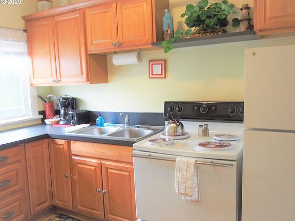4th image of 4229 SW Beach Ave #38