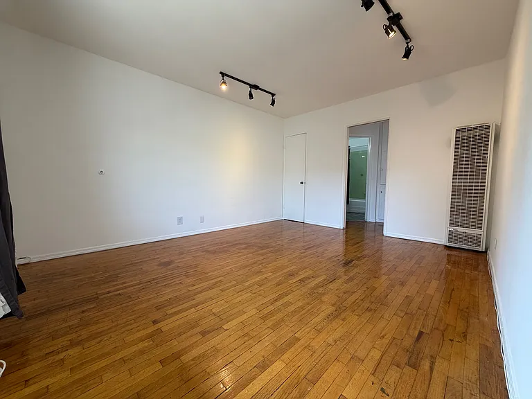 2420 Ocean Park Blvd #F — Photo 2