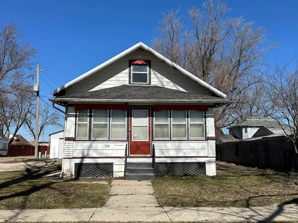 309 E 6th St, Storm Lake, IA 50588