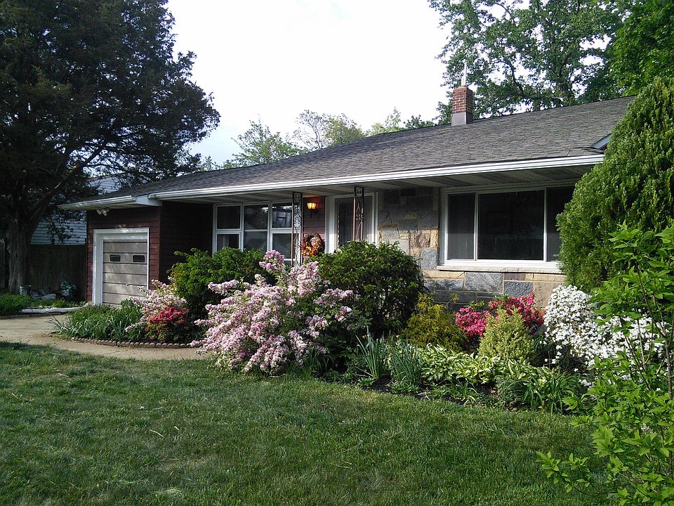 2nd image of 1528 N Bowling Green Dr