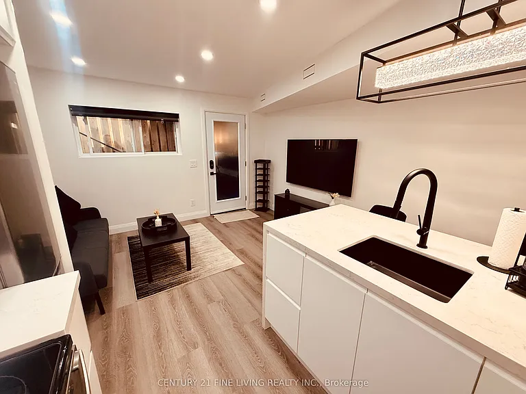 402 McRoberts Ave — Photo 3