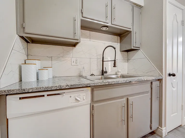 717 Ventura South Apartments — Photo 9