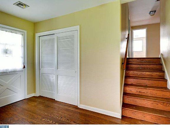 5th image of 404 Saint Johns Cir