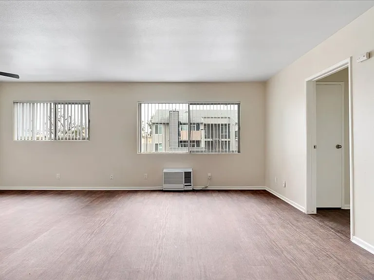 Melrose Place Apartments — Photo 40