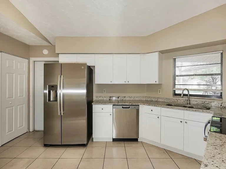 1720 Lake Crest Ave — Photo 9
