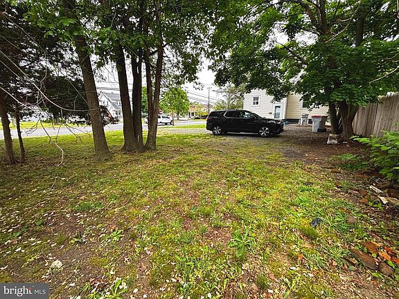 3rd image of 1002 E Chestnut Ave