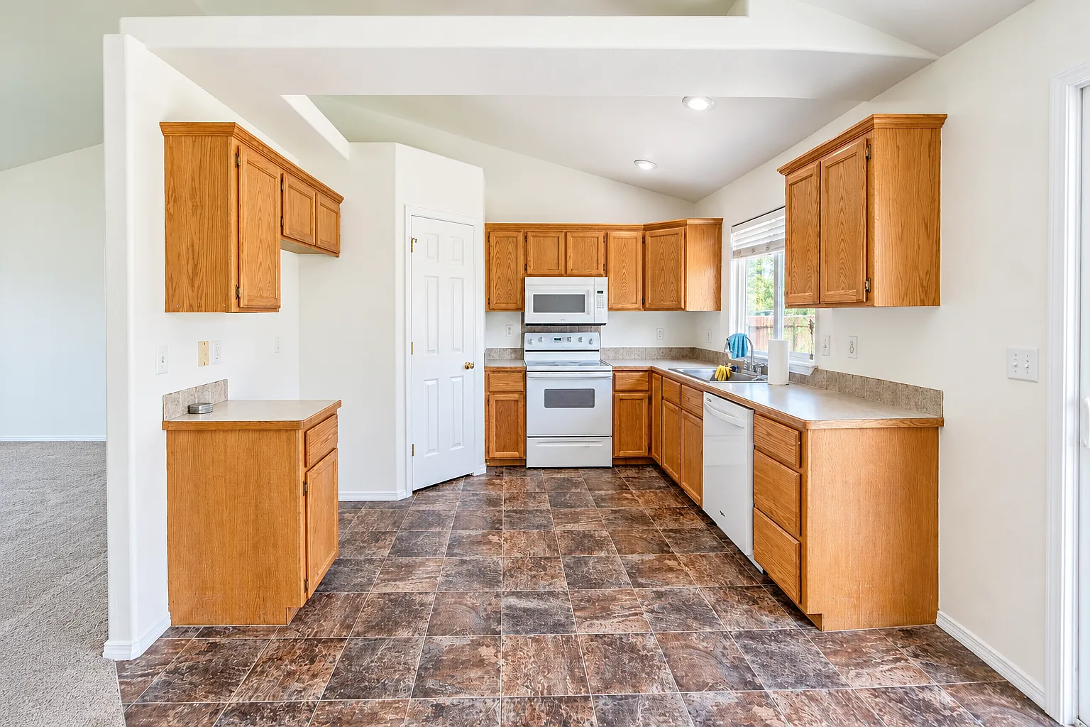 3 bed, 2.0 bath, 1187 sqft, $2,100 — Photo 3