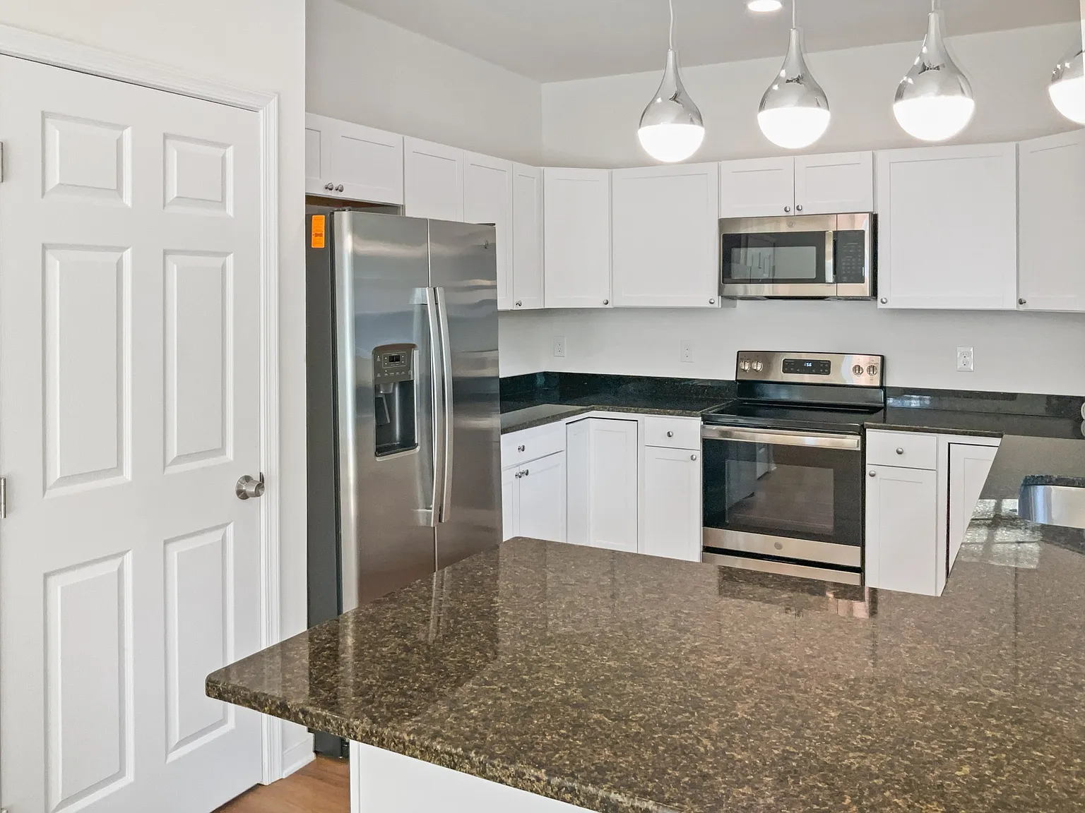 4 bed, 1996 sqft, $2,500 — Photo 4