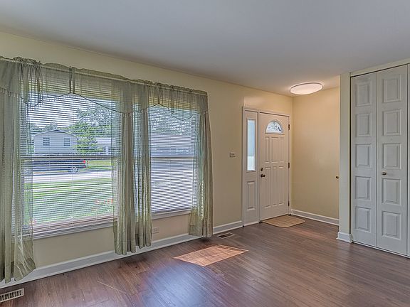3rd image of 8159 Carlisle Dr
