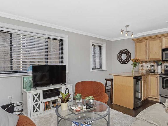 4th image of 607 W Wrightwood Ave APT 215
