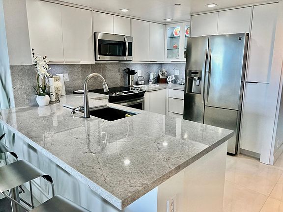 4th image of 2555 Collins Ave APT 1504