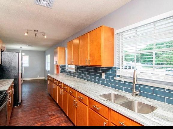 5th image of 7018 Glenview Dr