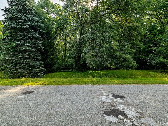 5th image of 5 Lombardy Ct