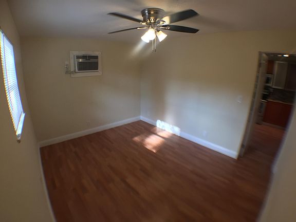 3rd image of 109 SE 23rd St APT 2