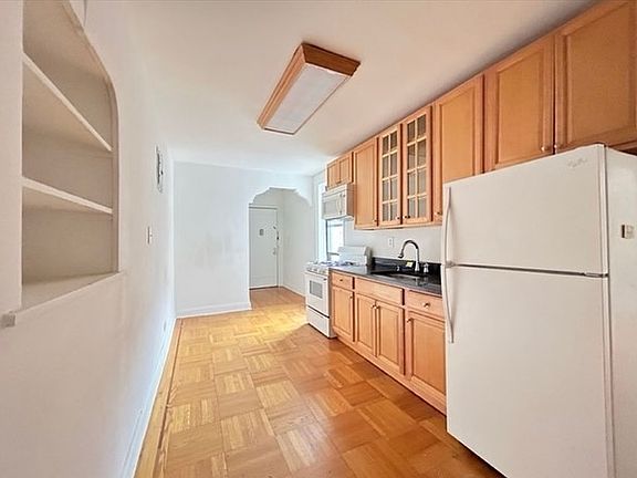 3rd image of 33 Crooke Ave APT 5A