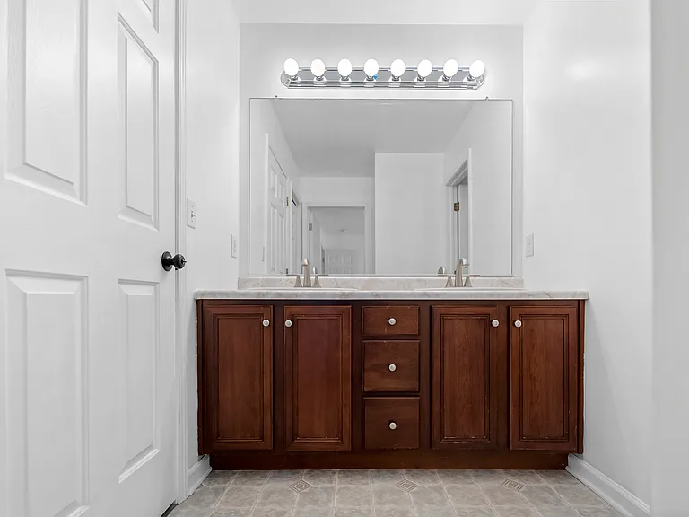 2 Oakline Ct — Photo 45