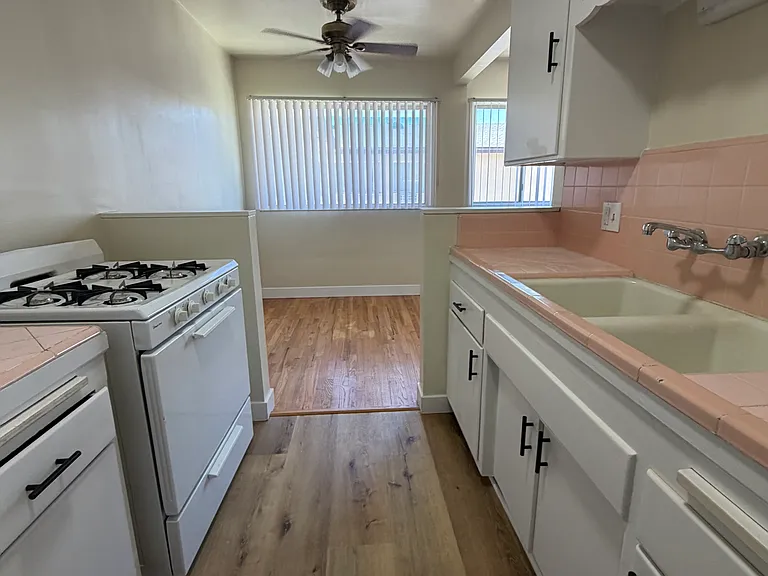 4930 Woodman Ave #10 — Photo 7