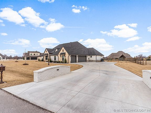 2nd image of 6140 N Creekwood Dr