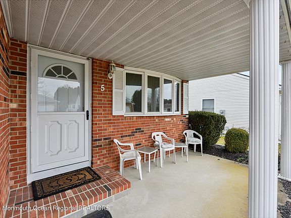 3rd image of 5 Tropicana Ct