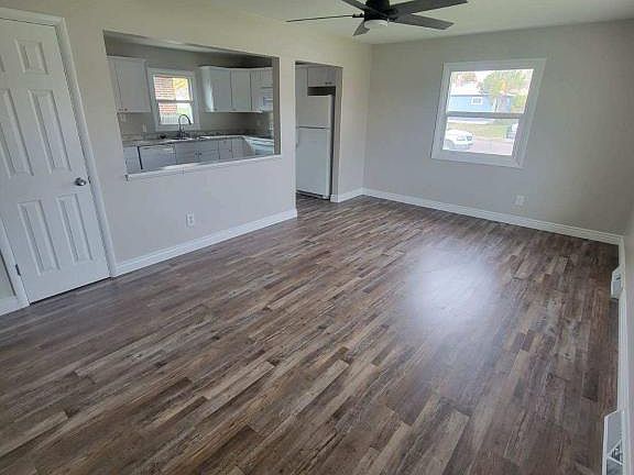 3rd image of 240 21st Ave NW