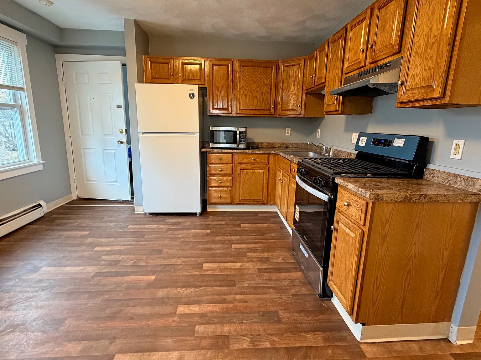 3 bed, 990 sqft, $2,100 — Photo 2