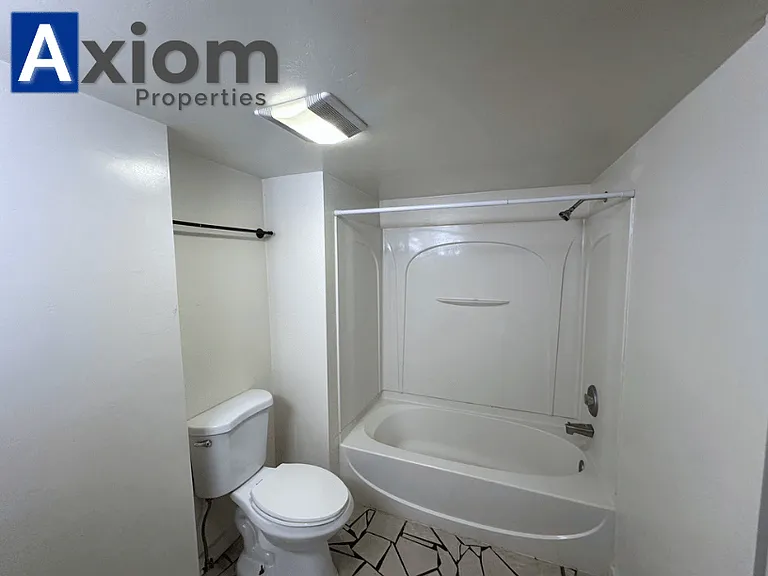 Cute 2 bedroom 1 bathroom apartment with convenient, central location — Photo 8