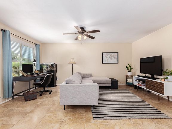 3rd image of 2334 E Poinsettia Dr