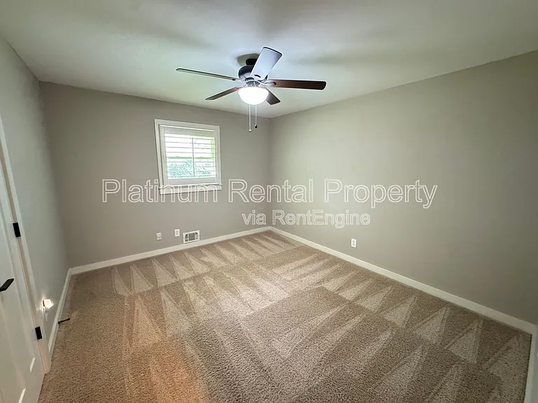 381 Lynne Cir — Photo 23
