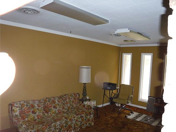 3rd image of 3421 Maplewood Dr