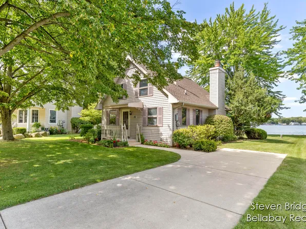 561 Eagle Point Rd, Lake Odessa, MI 48849