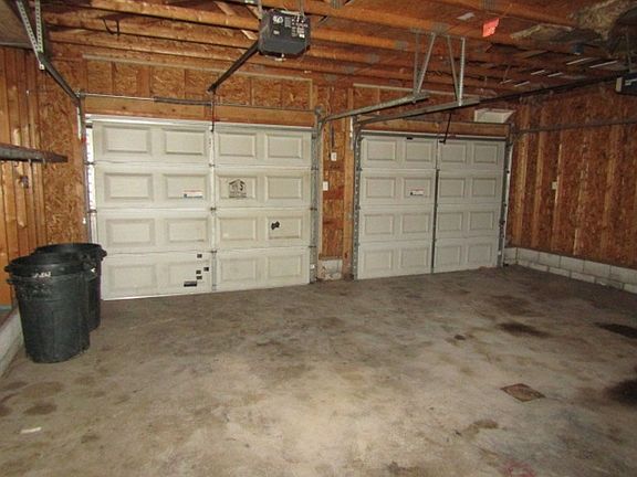 5th image of 327 Jackson St