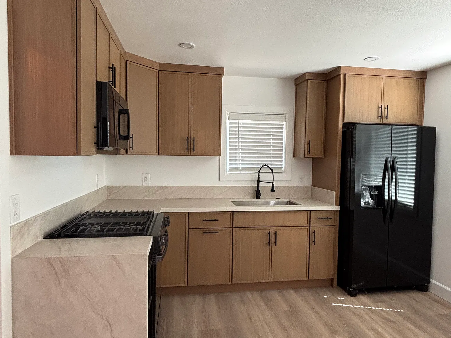 3 bed, 1040 sqft, $3,000 — Photo 2