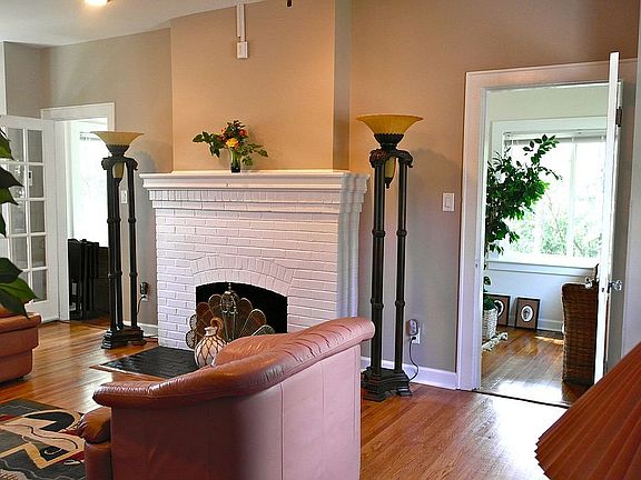 5th image of 202 Gaiter Cir