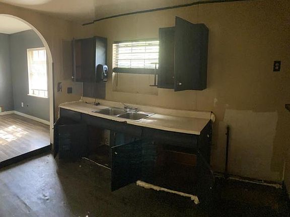 3rd image of 922 Berlin Ave