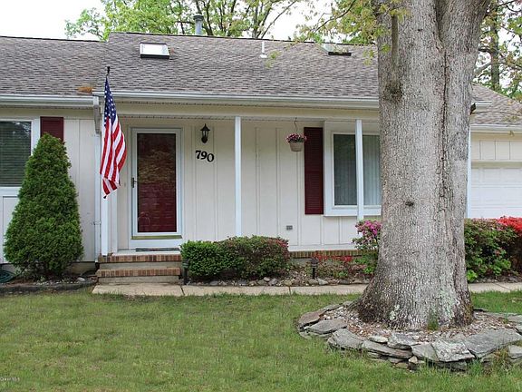 4th image of 790 Coolidge Ave