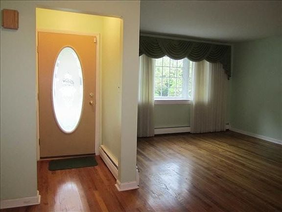 3rd image of 10 Danvers Ln