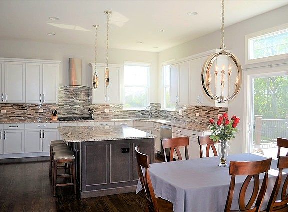 4th image of 935 Reserve Dr