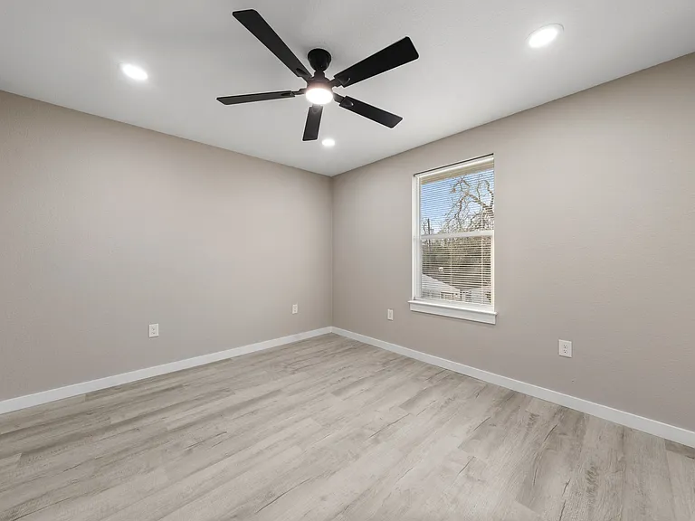 1909 Sanger Ave — Photo 16