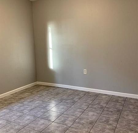 3rd image of 621 NW 5th Ave #1