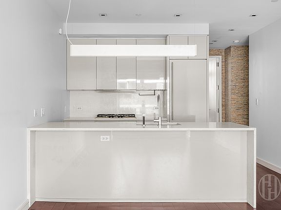 3rd image of 300 E 23rd St APT 6A