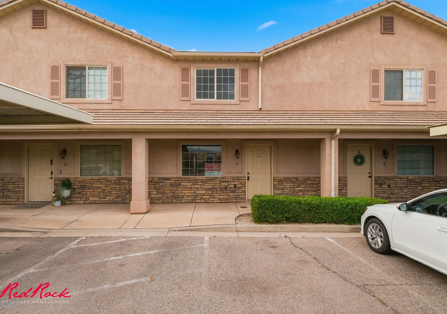 Inviting 3 Bedroom Townhome In Prime Location! — Photo 2