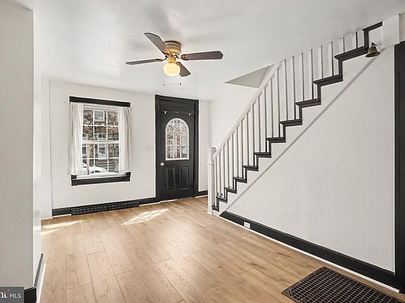 3rd image of 929 Washington St