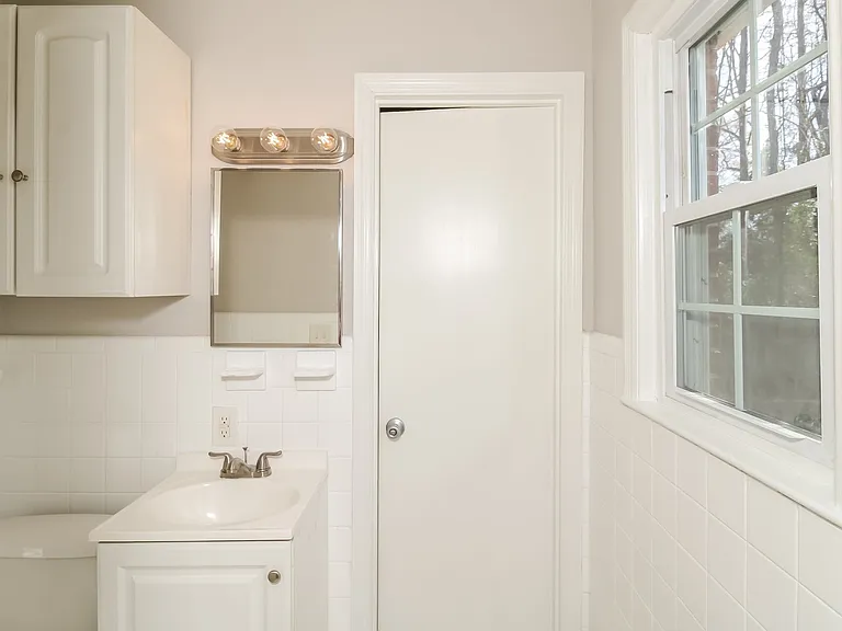 9675_024_main_bathroom_13506016.jpg