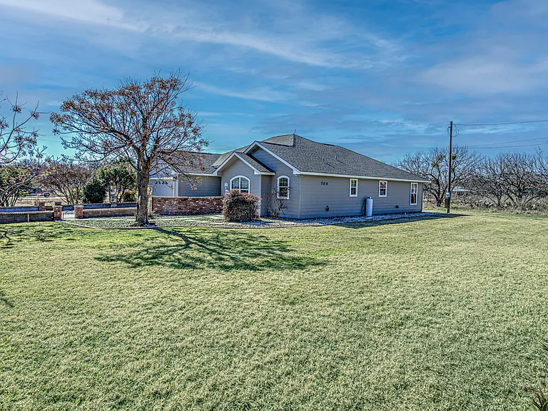 704 Poverty Dr — Photo 3