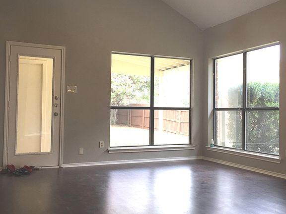 4th image of 1501 Golden Gate Dr