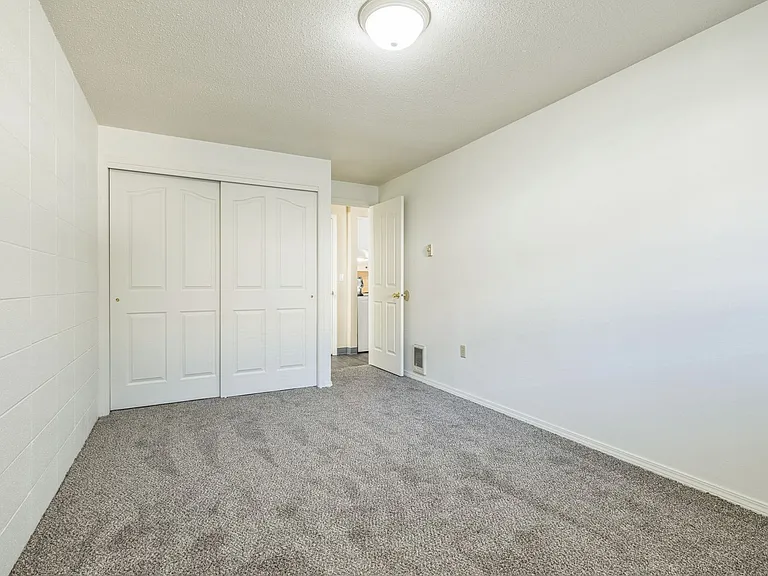The Oaks Apartments — Photo 13